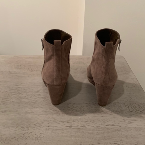 Gorgeous BCBG Generation Suede Booties 9.5 heeled boots - Picture 3 of 9